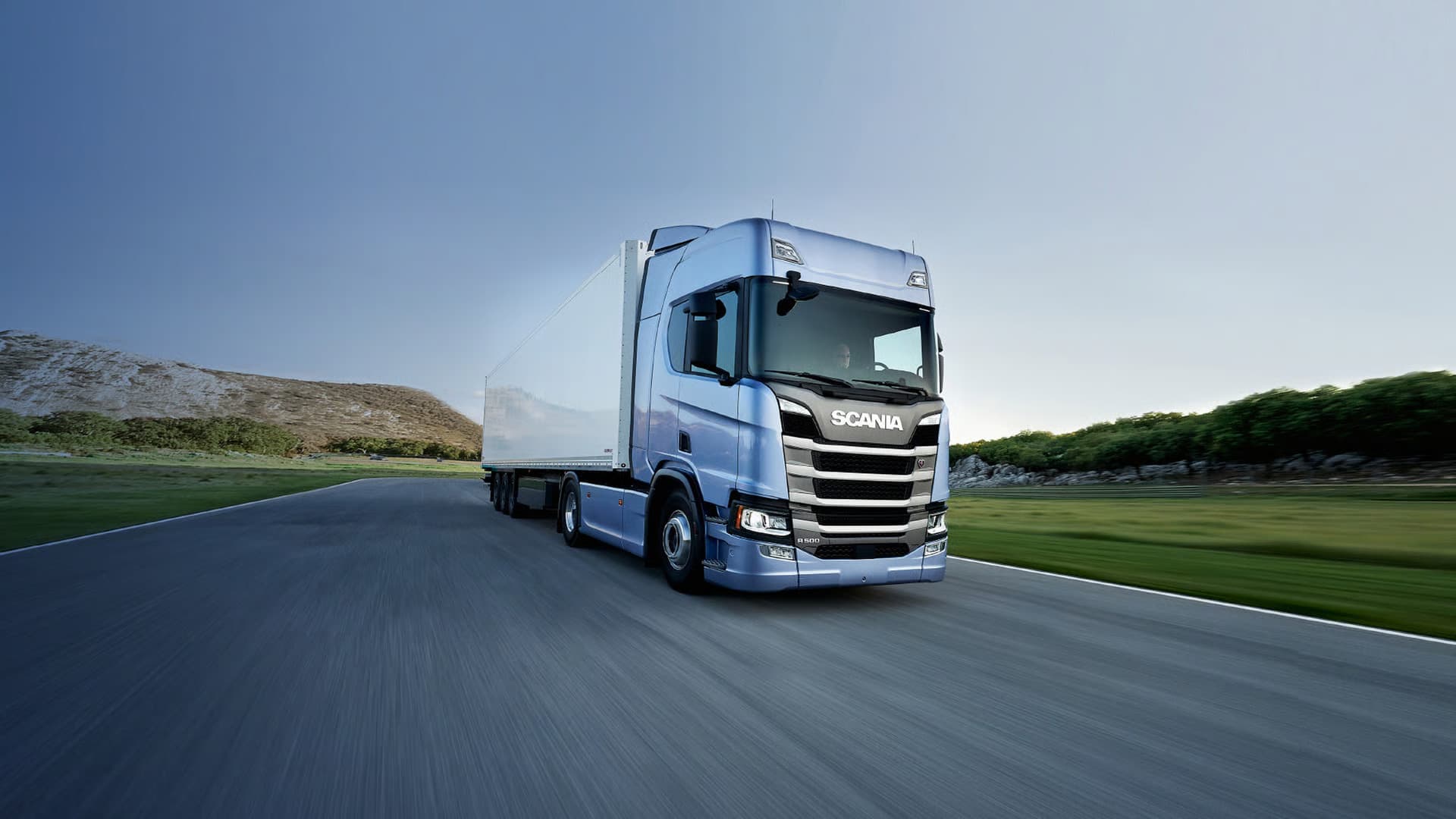 Mavi Scania yolda