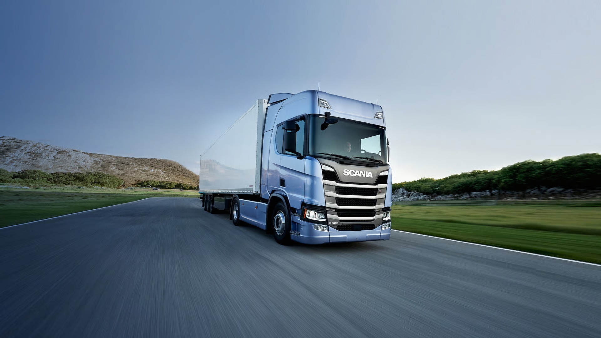 Mavi Scania yolda
